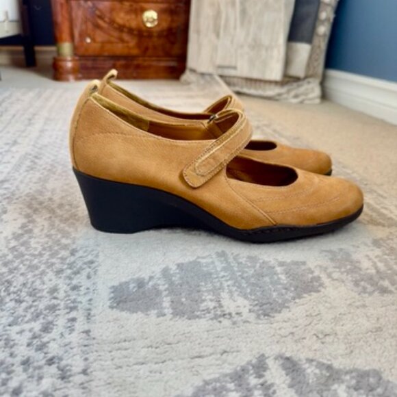 NWOT Aerosoles Tornado Tan Suede Wedge Mary Janes - Picture 4 of 15